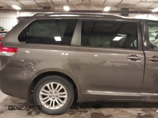 2013 Toyota Sienna XLE AAS z VIN 5TDYK3DC6DS386235, wystawiony jako IAAI lot #42191706 z przebiegiem 144 328 mil mil oraz . Historia ofert i sprzedaży dostępna na DreamBid. Obrazek 19.