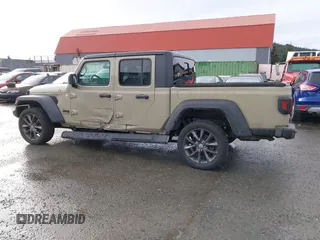 2020 Jeep Gladiator Sport S с VIN 1C6JJTAG0LL207187, выставлен на аукционе IAAI как лот 41559361 с пробегом 36 236 миль миль и . История ставок и продаж доступна на DreamBid. Изображение 14.