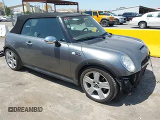 2005 MINI Convertible S z VIN WMWRH33585TF85313, wystawiony jako IAAI lot #42401456 z przebiegiem 126 586 mil mil oraz . Historia ofert i sprzedaży dostępna na DreamBid. Obrazek 1.