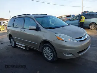 2010 Toyota Sienna XLE z VIN 5TDYK4CC3AS332779, wystawiony jako IAAI lot #41808741 z przebiegiem 106 357 mil mil oraz . Historia ofert i sprzedaży dostępna na DreamBid. Obrazek 1.