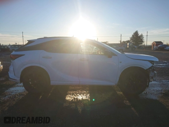 2024 Lexus RX 500h F Sport Performance z VIN 2T2BCMEA1RC012987, wystawiony jako IAAI lot #41365365 z przebiegiem 18 400 mil mil oraz . Historia ofert i sprzedaży dostępna na DreamBid. Obrazek 14.