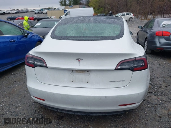 2018 Tesla Model 3 Long Range Battery z VIN 5YJ3E1EB8JF135728, wystawiony jako IAAI lot #41863870 z przebiegiem 124 053 mil mil oraz . Historia ofert i sprzedaży dostępna na DreamBid. Obrazek 16.