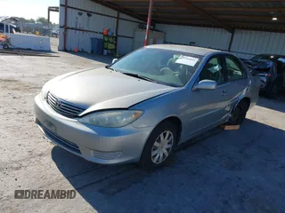 2005 Toyota Camry LE z VIN 4T1BE30K65U543152, wystawiony jako IAAI lot #42183864 z przebiegiem 228 285 mil mil oraz . Historia ofert i sprzedaży dostępna na DreamBid. Obrazek 17.