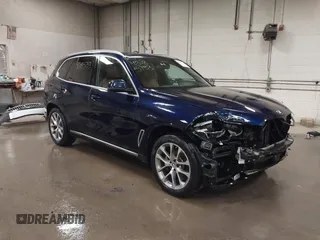 2019 BMW X5 xDrive40i z VIN 5UXCR6C54KLL37672, wystawiony jako IAAI lot #42085733 z przebiegiem 88 129 mil mil oraz . Historia ofert i sprzedaży dostępna na DreamBid. Obrazek 1.