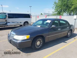 2000 Lincoln Town Car Signature z VIN 1LNHM82W0YY914457, wystawiony jako IAAI lot #42465439 z przebiegiem 237 145 mil mil oraz . Historia ofert i sprzedaży dostępna na DreamBid. Obrazek 2.