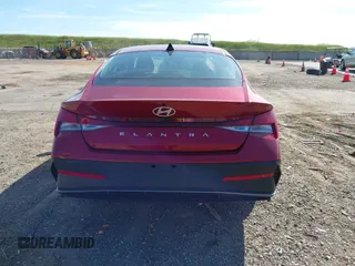 2025 Hyundai Elantra SE z VIN KMHLL4DG6SU864299, wystawiony jako IAAI lot #42024320 z przebiegiem 5 723 mil mil oraz . Historia ofert i sprzedaży dostępna na DreamBid. Obrazek 17.