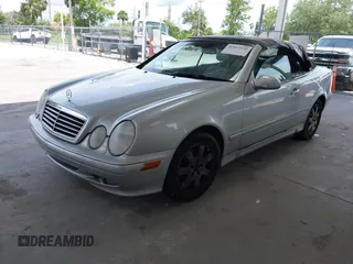 2001 Mercedes-Benz CLK 320/430 z VIN WDBLK65G51T083813, wystawiony jako IAAI lot #42412526 z przebiegiem 94 210 mil mil oraz . Historia ofert i sprzedaży dostępna na DreamBid. Obrazek 2.