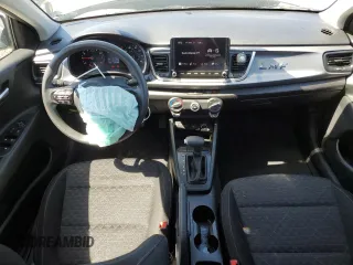 2023 Kia Rio LX z VIN 3KPA24AD3PE577193, wystawiony jako Copart lot #50104585 z przebiegiem 55 046 mil mil oraz Szkoda całkowita • Salvage title. Historia ofert i sprzedaży dostępna na DreamBid. Obrazek 8.