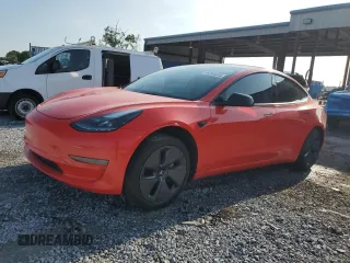 2021 Tesla Model 3 Standard Range Plus z VIN 5YJ3E1EA9MF085689, wystawiony jako Copart lot #58269335 z przebiegiem 54 842 mil mil oraz Szkody całkowita. Historia ofert i sprzedaży dostępna na DreamBid. Obrazek 1.