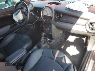 2011 MINI Convertible S z VIN WMWZP3C59BTX83202, wystawiony jako Copart lot #47138535 z przebiegiem 162 809 mil mil oraz Szkoda całkowita • Salvage title. Historia ofert i sprzedaży dostępna na DreamBid. Obrazek 8.