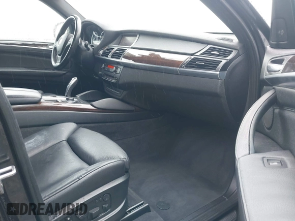 2014 BMW X6 50i z VIN 5UXFG8C57EL593257, wystawiony jako IAAI lot #41655486 z przebiegiem 128 292 mil mil oraz . Historia ofert i sprzedaży dostępna na DreamBid. Obrazek 5.