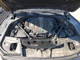 2013 BMW 7 Series 750Li xDrive z VIN WBAYF8C58DD141658, wystawiony jako IAAI lot #42327776 z przebiegiem 130 428 mil mil oraz . Historia ofert i sprzedaży dostępna na DreamBid. Obrazek 6.
