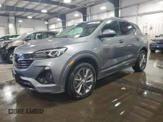 2021 Buick Encore GX Essence z VIN KL4MMGSL6MB037239, wystawiony jako Copart lot #55507395 z przebiegiem 30 112 mil mil oraz Szkoda całkowita • Salvage title. Historia ofert i sprzedaży dostępna na DreamBid. Obrazek 1.