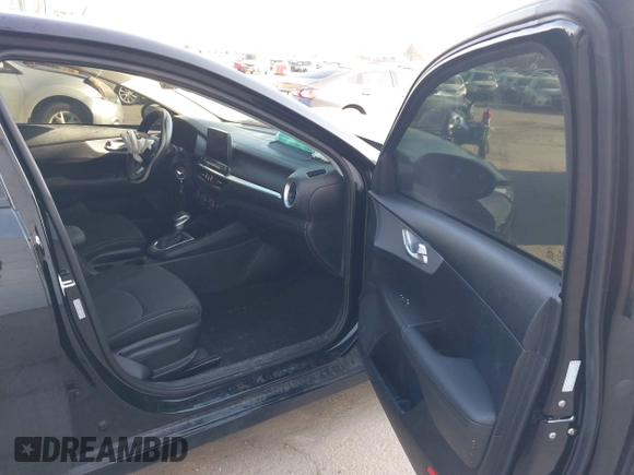 2024 Kia Forte LXS z VIN 3KPF24AD6RE836641, wystawiony jako IAAI lot #41793732 z przebiegiem 16 855 mil mil oraz . Historia ofert i sprzedaży dostępna na DreamBid. Obrazek 5.