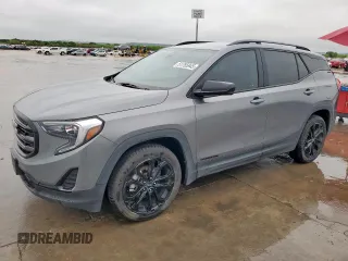 2021 GMC Terrain SLE z VIN 3GKALMEV2ML308839, wystawiony jako Copart lot #51755945 z przebiegiem 61 679 mil mil oraz Czysty tytuł • Clean title. Historia ofert i sprzedaży dostępna na DreamBid. Obrazek 1.