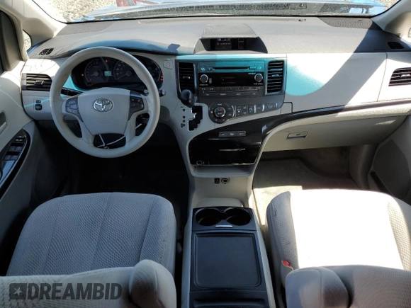 2014 Toyota Sienna LE AAS z VIN 5TDKK3DC0ES432309, wystawiony jako Copart lot #54094805 z przebiegiem 139 342 mil mil oraz Szkoda całkowita • Salvage title. Historia ofert i sprzedaży dostępna na DreamBid. Obrazek 8.