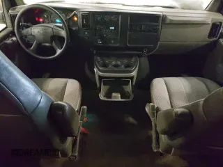 2005 Chevrolet Express Passenger with VIN 1GAHG39U451202405, listed as a Copart auction lot 45713255 with 488,178 mi miles and Salvage title. Bid and sale history available at DreamBid. Image 8.