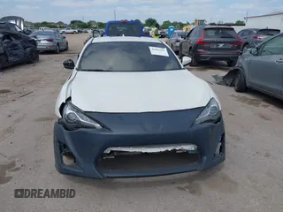 2017 Toyota 86 z VIN JF1ZNAA12H9701111, wystawiony jako IAAI lot #42016381 z przebiegiem 58 948 mil mil oraz . Historia ofert i sprzedaży dostępna na DreamBid. Obrazek 13.