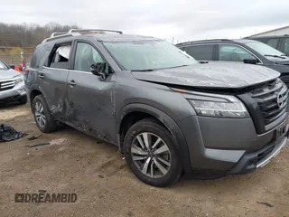 2024 Nissan Pathfinder SL z VIN 5N1DR3CC8RC233291, wystawiony jako IAAI lot #42006096 z przebiegiem 21 839 mil mil oraz . Historia ofert i sprzedaży dostępna na DreamBid. Obrazek 1.