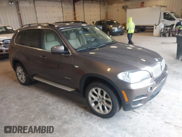2013 BMW X5 xDrive35i z VIN 5UXZV4C54D0B21144, wystawiony jako IAAI lot #42304165 z przebiegiem 164 673 mil mil oraz . Historia ofert i sprzedaży dostępna na DreamBid. Obrazek 1.