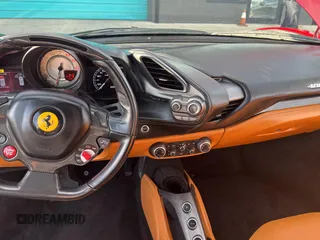 2016 Ferrari 488 z VIN ZFF79ALA0G0214884, wystawiony jako Copart lot #58627785 z przebiegiem 6311 mil mil oraz Szkody całkowita. Historia ofert i sprzedaży dostępna na DreamBid. Obrazek 9.