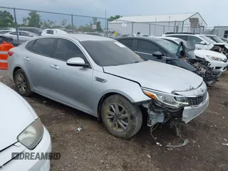 2020 Kia Optima LX z VIN 5XXGT4L37LG386745, wystawiony jako IAAI lot #42698792 z przebiegiem 126 263 mil mil oraz . Historia ofert i sprzedaży dostępna na DreamBid. Obrazek 1.