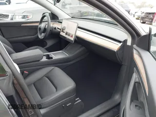 2025 Tesla Model Y Long Range z VIN 7SAYGDED8SF259764, wystawiony jako IAAI lot #42095888 z przebiegiem 2 685 mil mil oraz . Historia ofert i sprzedaży dostępna na DreamBid. Obrazek 5.