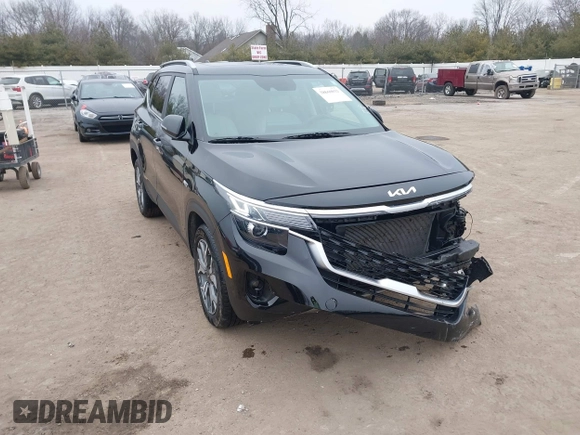 2023 Kia Seltos EX z VIN KNDERCAA9P7468220, wystawiony jako IAAI lot #38660032 z przebiegiem 13 077 mil mil oraz . Historia ofert i sprzedaży dostępna na DreamBid. Obrazek 1.
