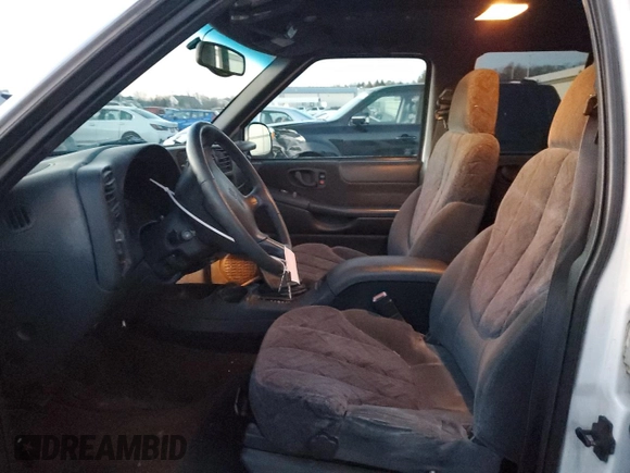 1998 GMC Jimmy SLS with VIN 1GKDT13W9W2506846, listed as a Copart auction lot 84854964 with 151,051 mi miles and Salvage Title. Bid and sale history available at carsss.com. Image 7.