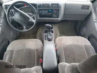 1997 GMC Jimmy SLS with VIN 1GKDT13WXV2563104, listed as a Copart auction lot 86317834 with 121,791 mi miles and Salvage Title. Bid and sale history available at carsss.com. Image 8.