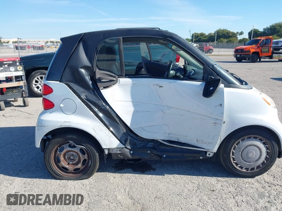 2013 Smart fortwo Pure z VIN WMEEJ3BA5DK619182, wystawiony jako IAAI lot #41857040 z przebiegiem 84 840 mil mil oraz . Historia ofert i sprzedaży dostępna na DreamBid. Obrazek 6.