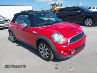 2011 MINI Convertible S z VIN WMWZP3C55BT249405, wystawiony jako IAAI lot #41461640 z przebiegiem 59 856 mil mil oraz . Historia ofert i sprzedaży dostępna na DreamBid. Obrazek 1.