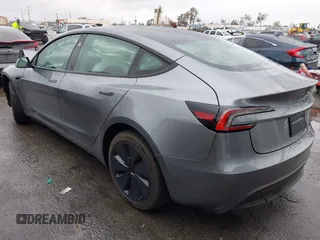 2025 Tesla Model 3 Long Range z VIN 5YJ3E1EA2SF885408, wystawiony jako IAAI lot #41778498 z przebiegiem 1 566 mil mil oraz . Historia ofert i sprzedaży dostępna na DreamBid. Obrazek 3.