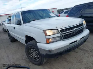 2006 Chevrolet Silverado 1500 LT1 with VIN 2GCEC19T261110996, listed as a IAAI auction lot 41721472 with 242,319 mi miles. Bid and sale history available at carsss.com. Image 1.