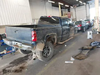 2006 Chevrolet Silverado 2500HD LT1 with VIN 1GCHK23D66F177200, listed as a IAAI auction lot 40502053 with 103,207 mi miles. Bid and sale history available at carsss.com. Image 4.