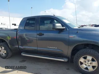 2010 Toyota Tundra z VIN 5TFUW5F13AX138105, wystawiony jako IAAI lot #41499018 z przebiegiem 295 414 mil mil oraz . Historia ofert i sprzedaży dostępna na DreamBid. Obrazek 14.