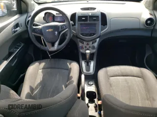 2015 Chevrolet Sonic LT z VIN 1G1JC5SH0F4130656, wystawiony jako Copart lot #61815835 z przebiegiem 262 854 mil mil oraz Czysty tytuł • Clean title. Historia ofert i sprzedaży dostępna na DreamBid. Obrazek 8.