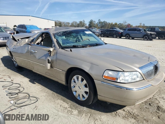 2004 Lincoln Town Car Ultimate L z VIN 1LNHM85W94Y672371, wystawiony jako Copart lot #77752284 z przebiegiem 140 776 mil mil oraz Nie do naprawy • Non repairable. Historia ofert i sprzedaży dostępna na DreamBid. Obrazek 4.