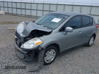 2011 Nissan Versa S z VIN 3N1BC1CP3BL360225, wystawiony jako IAAI lot #42213373 z przebiegiem 250 766 mil mil oraz . Historia ofert i sprzedaży dostępna na DreamBid. Obrazek 18.