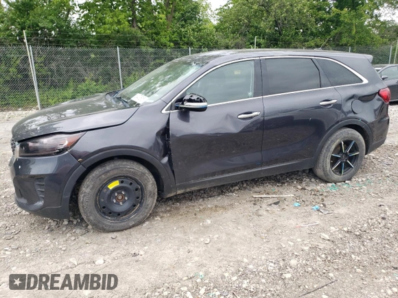 2019 Kia Sorento LX z VIN 5XYPG4A57KG486895, wystawiony jako Copart lot #58470815 z przebiegiem 151 217 mil mil oraz Czysty tytuł • Clean title. Historia ofert i sprzedaży dostępna na DreamBid. Obrazek 1.