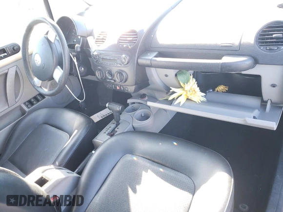 2005 Volkswagen Beetle with VIN 3VWCM21Y15M311018, listed as a Copart auction lot 77611914 with 187,498 mi miles and Salvage Title. Bid and sale history available at DreamBid. Image 8.