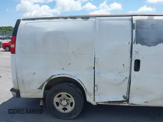 2007 Chevrolet City Express Cargo z VIN 1GCFG15Z171147452, wystawiony jako IAAI lot #42286486 z przebiegiem 137 653 mil mil oraz . Historia ofert i sprzedaży dostępna na DreamBid. Obrazek 11.