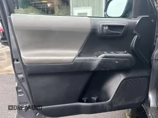 2021 Toyota Tacoma SR z VIN 5TFCZ5AN2MX279975, wystawiony jako IAAI lot #42477503 z przebiegiem 50 690 mil mil oraz . Historia ofert i sprzedaży dostępna na DreamBid. Obrazek 9.