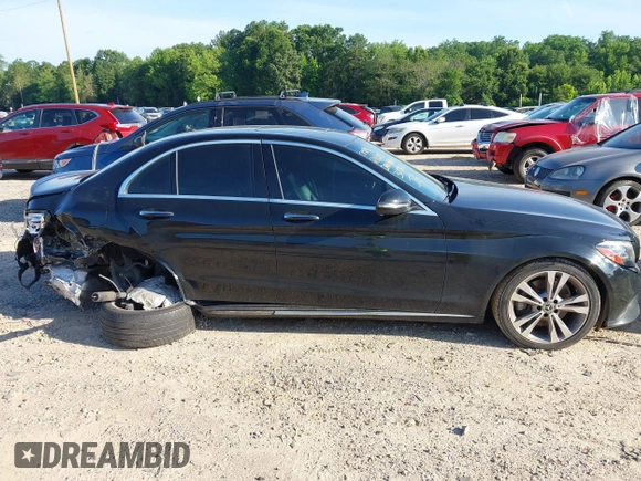 2019 Mercedes-Benz C 300 z VIN 55SWF8DB1KU318960, wystawiony jako IAAI lot #42547725 z przebiegiem 90 743 mil mil oraz . Historia ofert i sprzedaży dostępna na DreamBid. Obrazek 13.