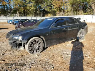 2013 Chrysler 300 S z VIN 2C3CCABG2DH527578, wystawiony jako Copart lot #81095624 z przebiegiem 217 456 mil mil oraz Szkoda całkowita • Salvage title. Historia ofert i sprzedaży dostępna na DreamBid. Obrazek 1.