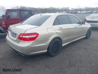 2010 Mercedes-Benz E-Class E 350 Luxury with VIN WDDHF8HB9AA098470, listed as a IAAI auction lot 41941947 with 227,267 mi miles. Bid and sale history available at carsss.com. Image 4.