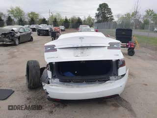 2017 Tesla Model S 100D z VIN 5YJSA1E24HF195488, wystawiony jako IAAI lot #42073744 z przebiegiem 108 577 mil mil oraz . Historia ofert i sprzedaży dostępna na DreamBid. Obrazek 17.
