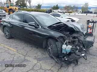 2024 Lexus ES 300h z VIN 58ADA1C15RU038097, wystawiony jako IAAI lot #41774011 z przebiegiem 160 321 mil mil oraz . Historia ofert i sprzedaży dostępna na DreamBid. Obrazek 1.