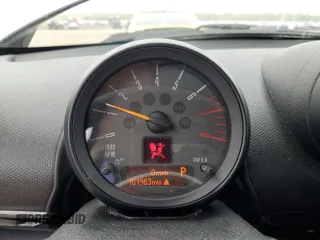 2015 MINI Countryman S z VIN WMWZC3C58FWT06471, wystawiony jako Copart lot #57570585 z przebiegiem 101 963 mil mil oraz Tytuł czysty. Historia ofert i sprzedaży dostępna na DreamBid. Obrazek 9.