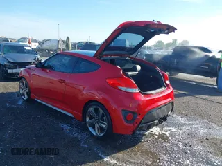2013 Hyundai Veloster Turbo z VIN KMHTC6AE3DU169229, wystawiony jako IAAI lot #42087798 z przebiegiem 120 741 mil mil oraz . Historia ofert i sprzedaży dostępna na DreamBid. Obrazek 3.